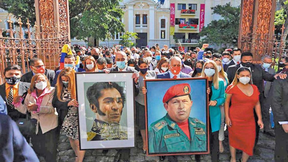 Culto. Reverenciar a Bolívar estaba muy extendido en Venezuela, pero ahora es la palanca de legitimación del proyecto chavista. Por eso es necesario “bolivarinizar” todo.