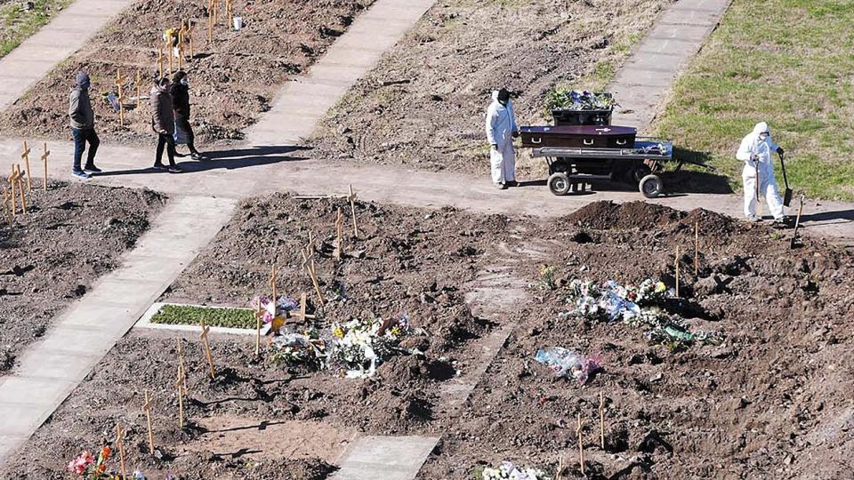 Tragedia. Los cementerios porteños debieron agregar espacios especiales para las víctimas.