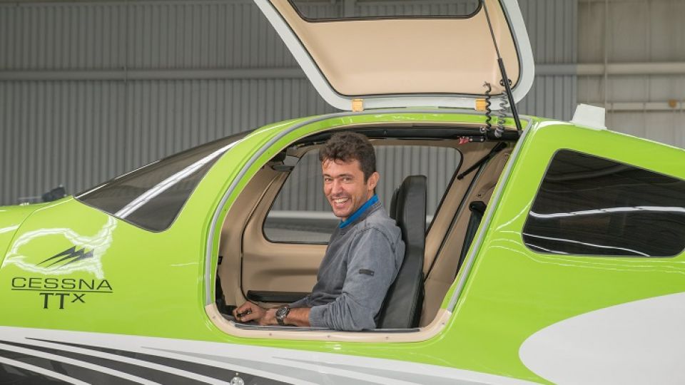 CARLOS GONZÁLEZ. En La fábrica Cessna de Independence (USA) retirando el Cessna TTX.