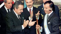 1989: el histórico traspaso de mando de Raúl Alfonsín a Carlos Menem.