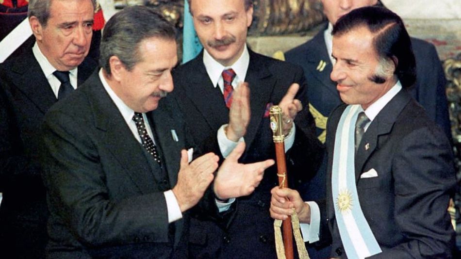 1989: el histórico traspaso de mando de Raúl Alfonsín a Carlos Menem.