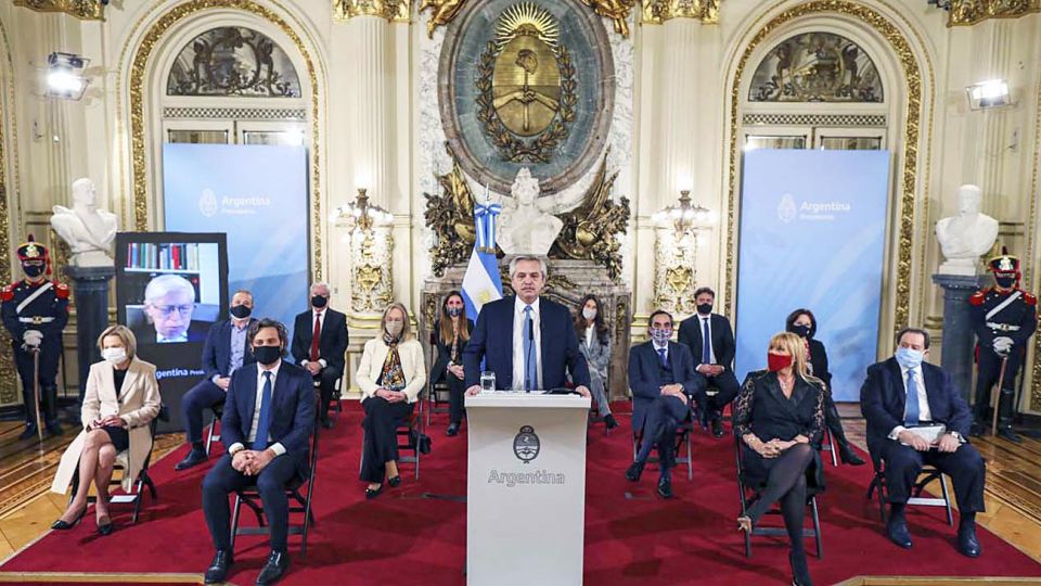 Reforma. El Presidente aún analiza las ideas que le presentó el consejo de juristas. Tras una reunión con Losardo, salieron al cruce de los jueces.