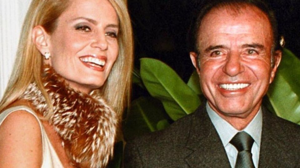 Cecilia Bolocco junto al difundo expresidente Carlos Saúl Menem.