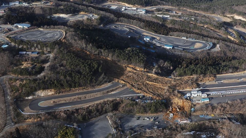 Un deslizamiento de tierra cerca de Fukushima, porvocado por el sismo de 7.3 grados en Japón.
