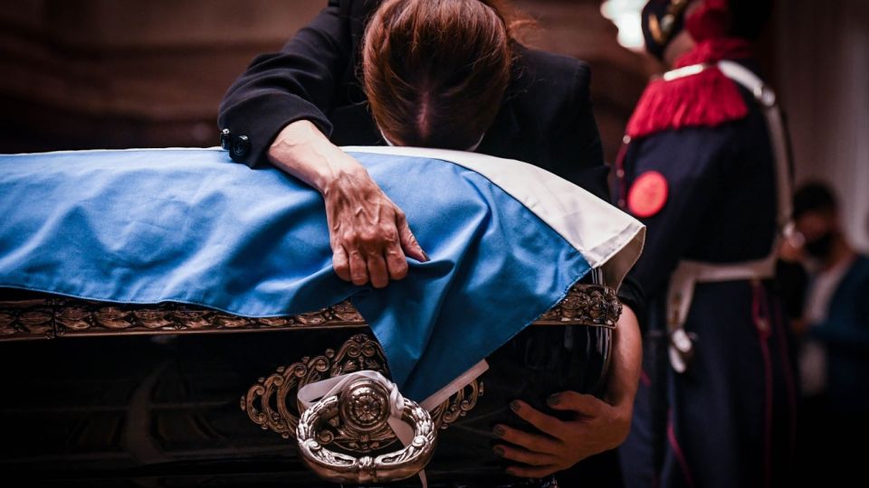 Dolor de la familia en el velatorio de Carlos Menem.