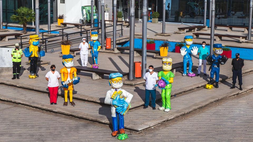 Los muñecos de cartapesta que rindieron homenaje a trabajadores y trabajadoras esenciales.