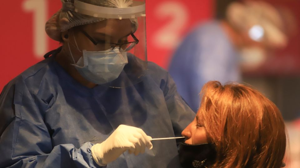 Personal de salud realiza pruebas diagnóstico por COVID-19 a docentes en la Usina del Arte.