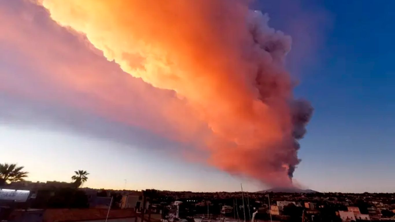 La nueva erupción del Etna, registrada en la tarde de ayer, tuvo en vilo a todos los habitantes de Catania y sus alrededores.