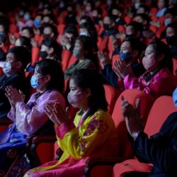 La audiencia aplaude cuando los miembros de Mansudae Art Troupe realizan una rutina de música y baile que marca el 79 aniversario del nacimiento de Kim Jong Il, un día conocido en Corea del Norte como el 'Día de la Estrella Brillante'. , en el Gran Teatro de Pyongyang Oriental en Pyongyang. | Foto:KIM Won Jin / AFP