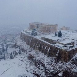 En esta fotografía aérea, la antigua Acrópolis está cubierta por la nieve durante una rara y fuerte nevada en la ciudad de Atenas. | Foto:Antonis Nikolopoulos / Eurokinissi / AFP