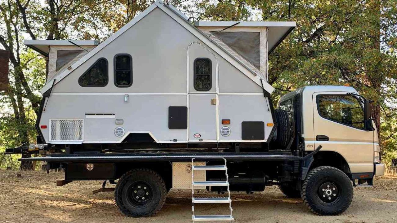 Un motorhome modular y plegable sobre un camión 4x4 Weekend