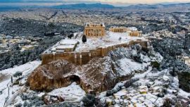 El Partenón amaneció totalmente cubierto de nieve.