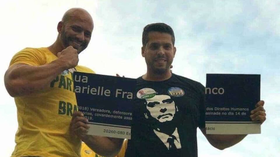 El día en que el diputado, a la izquierda, rompió una placa en recuerdo de la concejal asesinada.