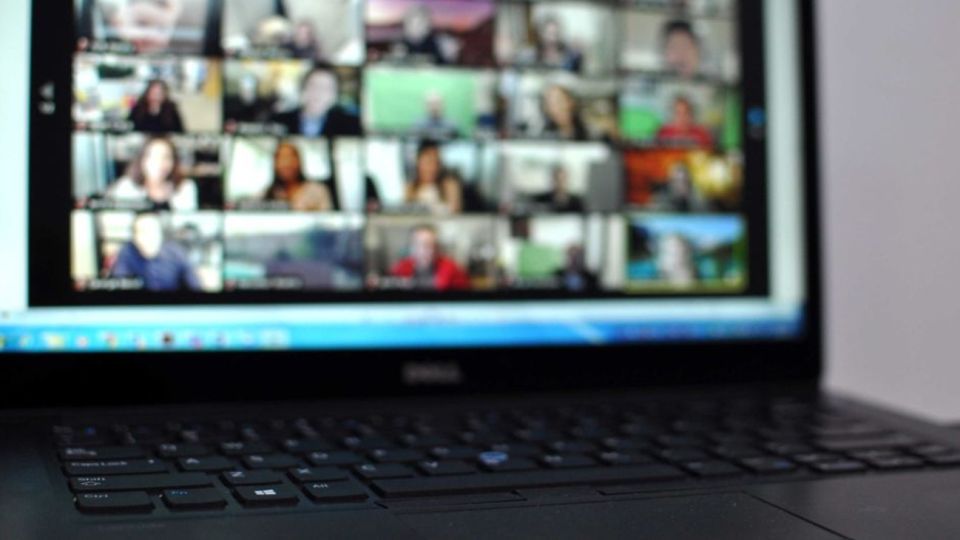 Videoconferencia multitudinaria celebrada a través de la plataforma Zoom.