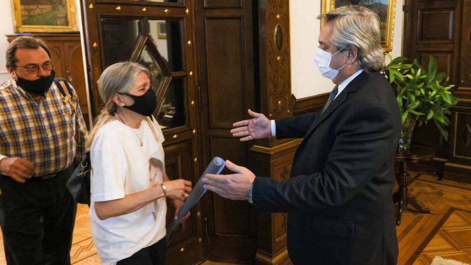 Madre de Ursula con Alberto Fernández.