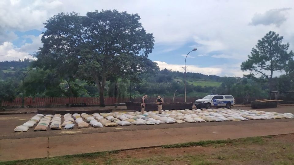El procedimiento de la Prefectura Naval Argentina impidió el contrabando de 230 bultos.