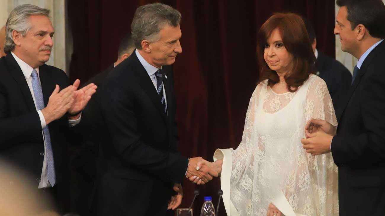 La cara que le hizo Cristina a Macri en el traspaso.