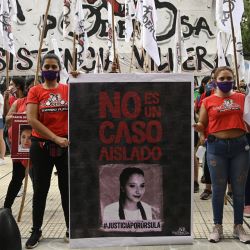 Mujeres sostienen retratos de víctimas de feminicidio durante una protesta en demanda de justicia frente al Palacio de Justicia de Buenos Aires. | Foto:Juan Mabromata / AFP