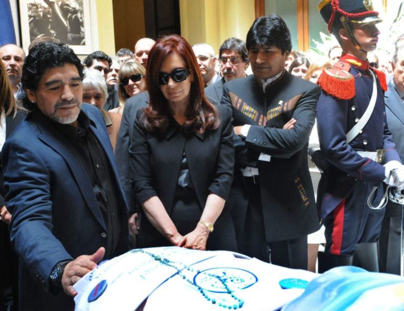 Maradona y Evo Morales acompañan a Cristina en el velorio de Néstor Kirchner.