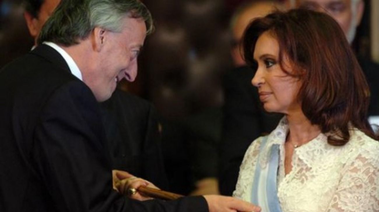 Néstor le entrega el mando a Cristina Kirchner.