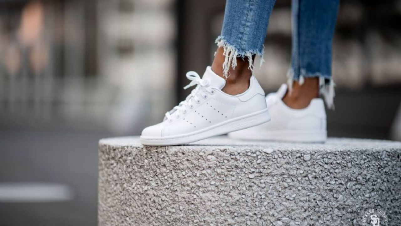 Marie Claire | cumple 30 años: las zapatillas blancas más vendidas del mundo se reinventan