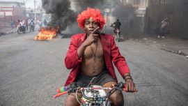 Los manifestantes marchan en Puerto Príncipe para protestar contra el gobierno del presidente Jovenel Moise.