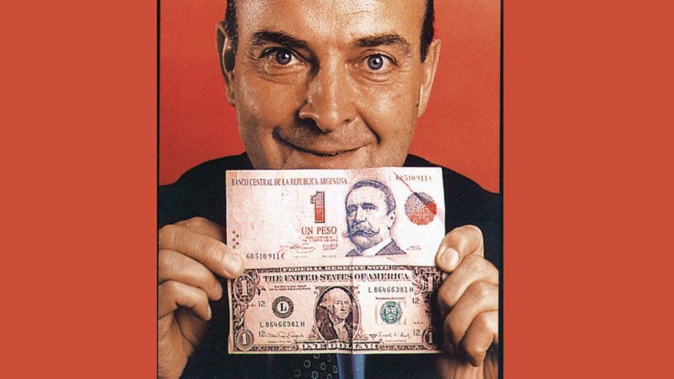 Domingo Cavallo con un peso y y un dólar-20210218