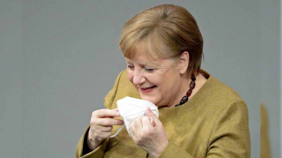 Angela Merkel olvidó su tapabocas en la cámara baja del Parlamento Bundestag.