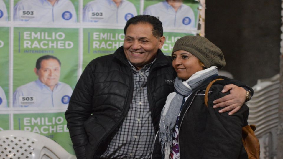 El radical Emilio Rached, junto a una de sus seguidoras, en plena campaña en la ciudad de Pinto.