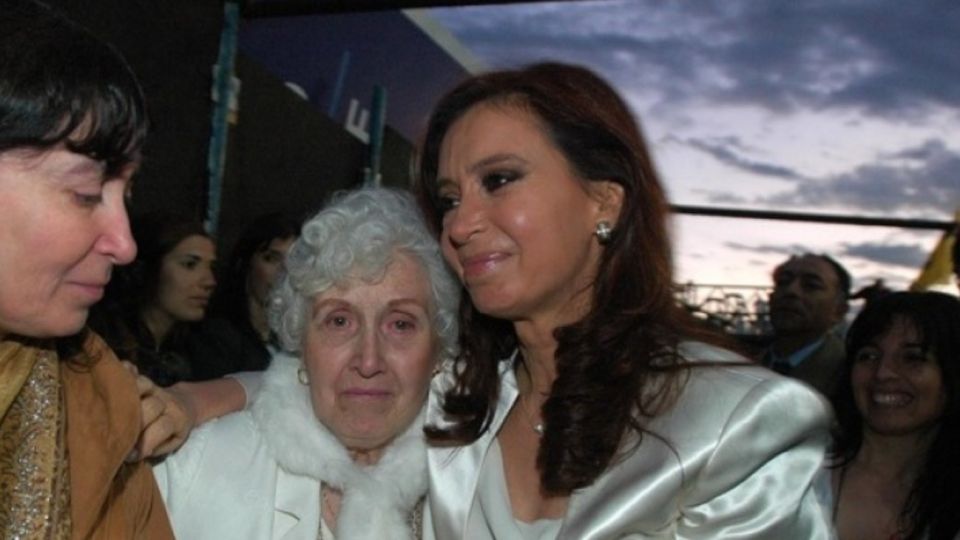 Ofelia Wilhelm junto a sus hijas Cristina y Gisele Fernández.