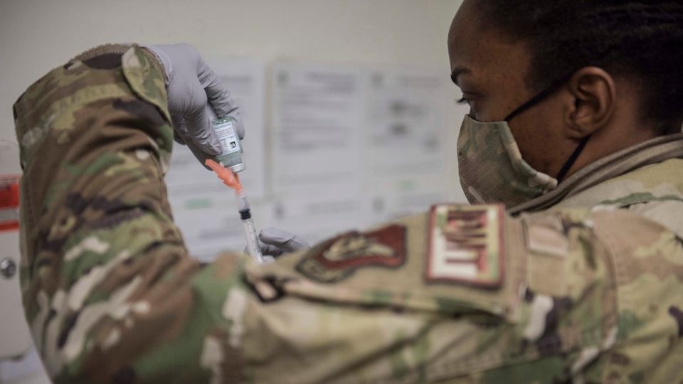 Los datos iniciales muestran que casi un millón de personas en el Departamento de Defensa han recibido alguna combinación de una o ambas dosis de la vacuna, dijo el mayor general Jeffrey Taliaferro, al Comité de servicios armados de la Cámara.