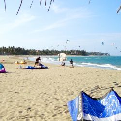 Kite Beach es una playa más tranquila y menos tapada por construcciones que la de la bahía principal de Cabarete. Foto: Florian Sanktjohanser/dpa