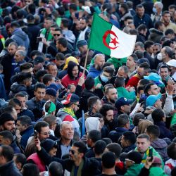 Los argelinos se manifiestan en la ciudad norteña de Kherrata para marcar algunas de las primeras protestas de Hirak, dos años después del movimiento de masas que barrió del poder al ex hombre fuerte Abdelaziz Bouteflika. | Foto:AFP
