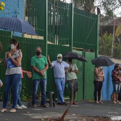 Los residentes hacen fila para recibir la vacuna Coronavac contra COVID-19, en Serrana, a unos 323 km de Sao Paulo, Brasil. | Foto:Nelson Almeida / AFP