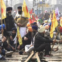Los agricultores bloquean las vías del tren durante un bloqueo ferroviario de cuatro horas mientras continúan su protesta contra las recientes reformas agrícolas del gobierno central, en una estación de tren en Amritsar. | Foto:Narinder Nanu / AFP