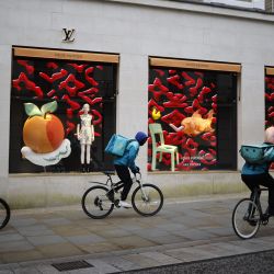Los trabajadores de Deliveroo pasan en bicicleta por una tienda cerrada en el área de Mayfair del centro de Londres mientras la vida continúa bajo el tercer bloqueo del coronavirus en Gran Bretaña, que ha cerrado todas las tiendas no esenciales. | Foto:Tolga Akmen / AFP