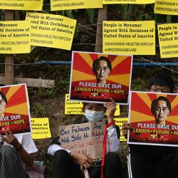 Los manifestantes sostienen carteles con una imagen de la líder de Myanmar detenida Aung Saan Suu Kyi y exigen su liberación durante una manifestación contra el golpe militar frente a la embajada de Estados Unidos en Yangon. | Foto:Sai Aung Main / AFP