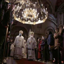 Los obispos llegan para la ceremonia de entronización del Patriarca Porfirije de la Nueva Iglesia Ortodoxa Serbia en la Iglesia Catedral de San Miguel Arcángel de Belgrado. | Foto:Oliver Bunic / AFP