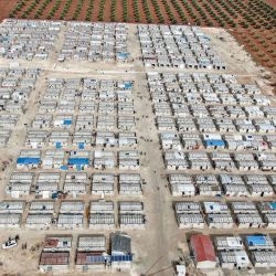 Esta fotografía muestra una vista aérea de un campamento de cemento recién construido financiado por una organización benéfica internacional, que alberga a sirios desplazados por el conflicto en la aldea de Niyarah en la campiña norteña controlada por los rebeldes de la provincia de Alepo, cerca de la frontera. con Turquía; que contiene cientos de unidades de vivienda de 35 metros cuadrados cada una equipada con dos habitaciones separadas, cisternas de agua, baños y sistemas de alcantarillado y paneles solares. | Foto:Bakr Alkasem / AFP