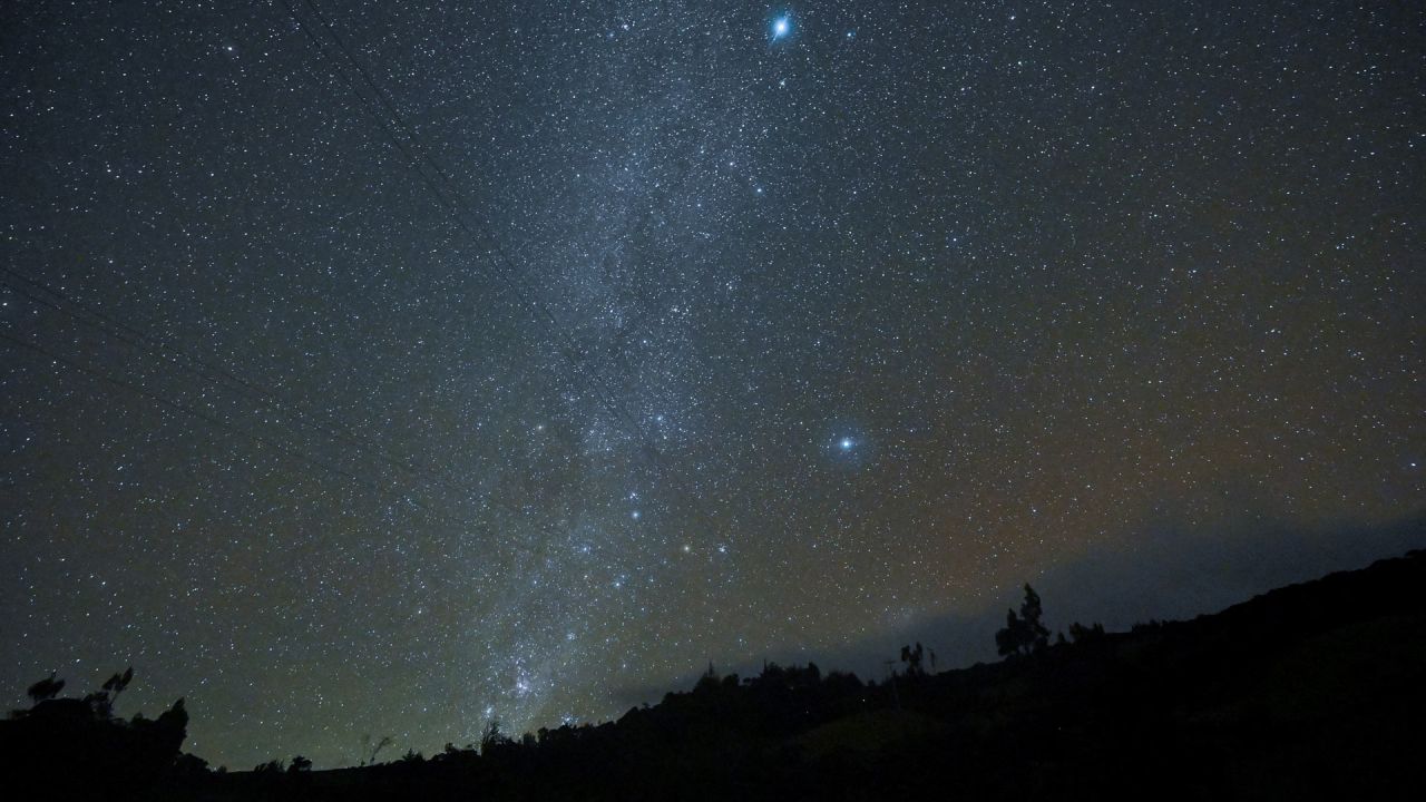 La Vía Láctea es vista desde el Parque Nacional Natural Purace en Purace, departamento del Cauca, Colombia. | Foto:Luis Robayo / AFP