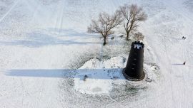 Una vista aérea del molino de viento, rodeado de nieve, en Beverley Westwood en Beverley, al noreste de Inglaterra.