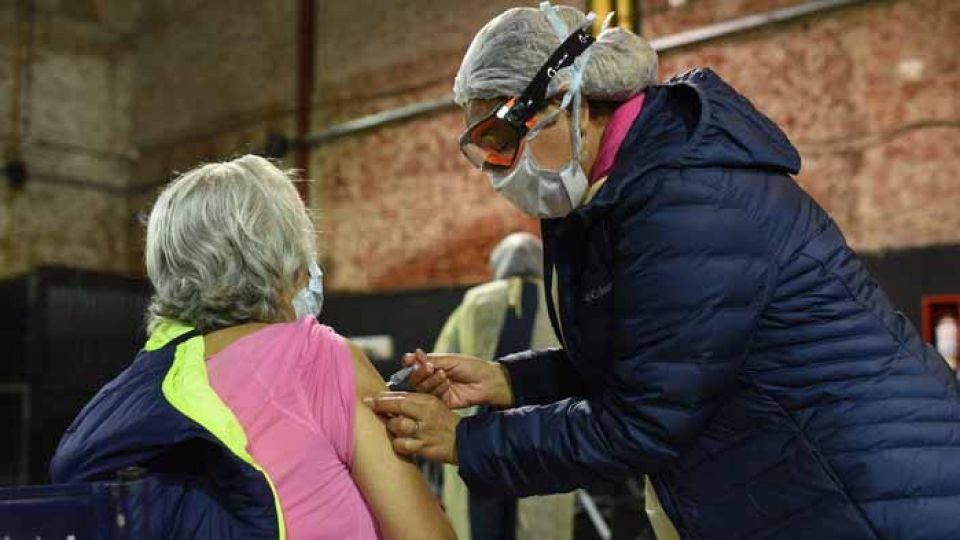 Vacunación de adultos mayores de 80 años.