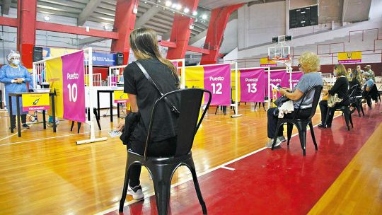 Campaña. Quirós dijo que vacunar a todos los adultos de más de 80 puede llevar hasta diez días.