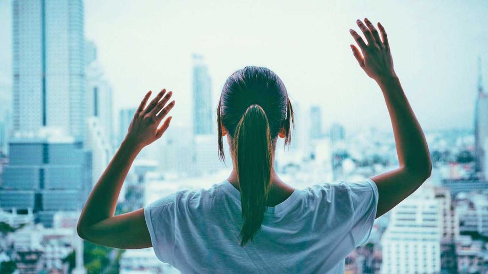 20210220_mujer_ciudad_ventana_shutterstock_g