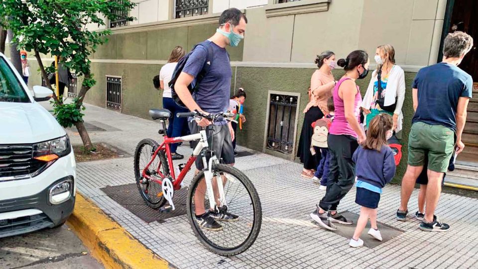 Viajes. Según la Ciudad, el uso de la bici libera espacios en el transporte público para los esenciales.