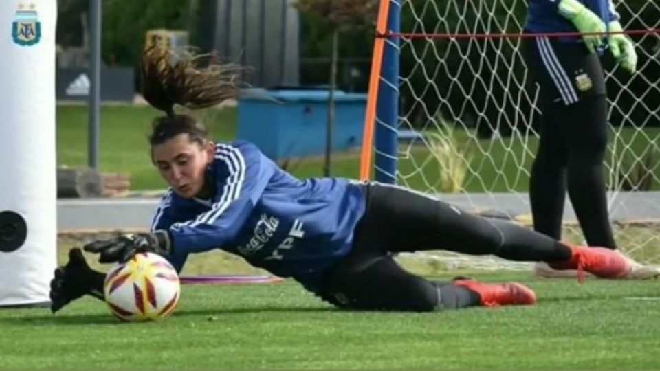 ARQUERA. Siempre defendiendo los tres palos, antes en el hockey, ahora en el fútbol.