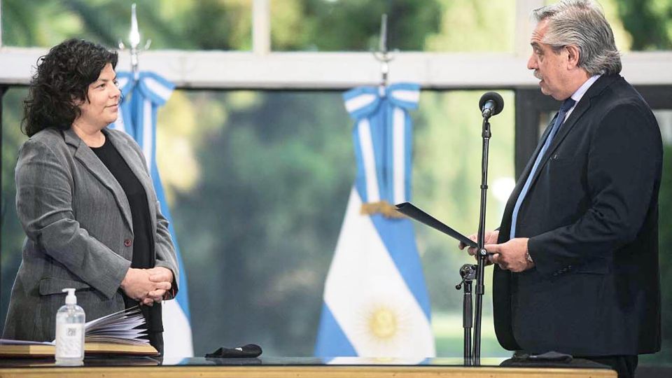 Ceremonia. El Presidente al momento de tomarle el juramento a Vizzotti como nueva ministra de Salud. En el acto, en la Quinta de Olivos, estuvieron presentes los ministros y principales dirigentes del Frente de Todos.