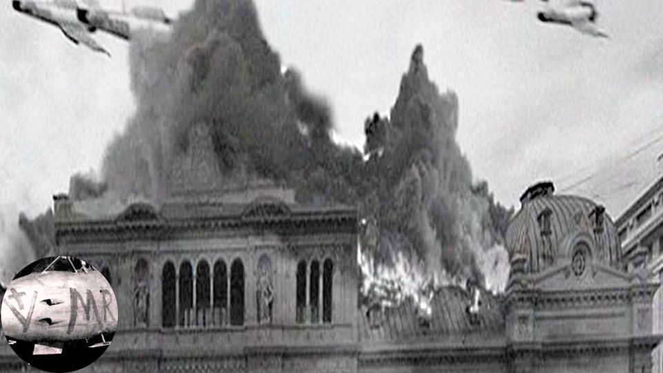 Cristo Vence. Los aviones que realizaron el infame bombardeo sobre Plaza de Mayo de junio del 55 llevaban ese signo católico.