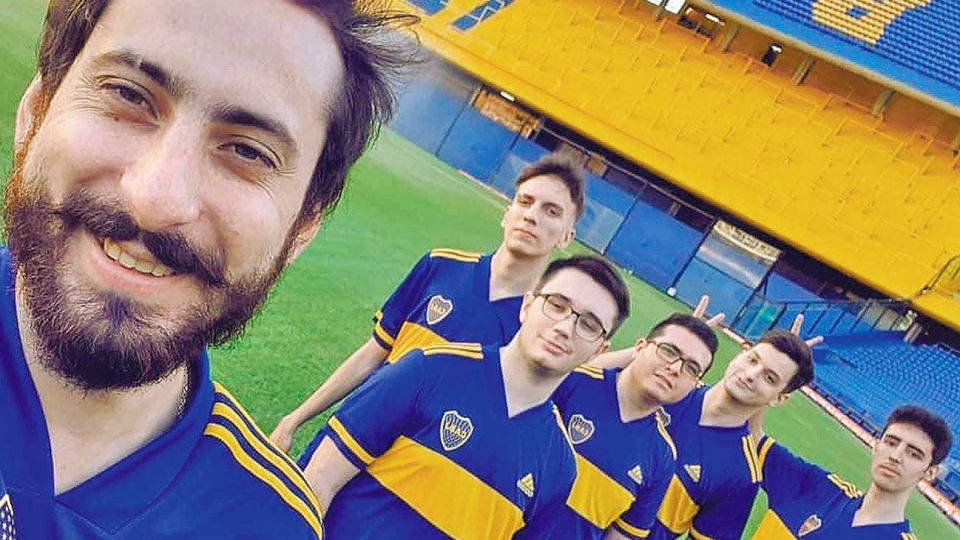 Juntos. El coach con sus dirigidos en La Bombonera el día de la presentación. Anunciaron su llegada con un video oficial e hicieron fotos en el campo de juego, en los vestuarios del plantel de fútbol y en el túnel de ingreso a la cancha.