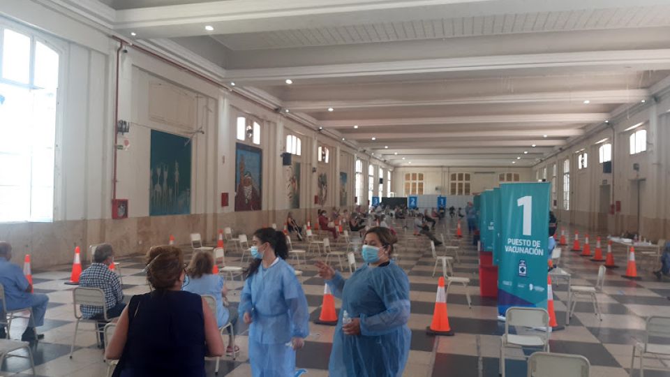 COMEDOR. En el vacunatorio habilitado en la UNC se vivieron momentos de tensión en torno a las vacunas.